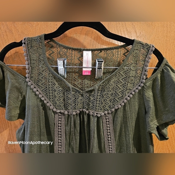 3/15$ Bundle Deal No Boundaries Green Open Shoulder Small Shirt - Picture 2 of 6